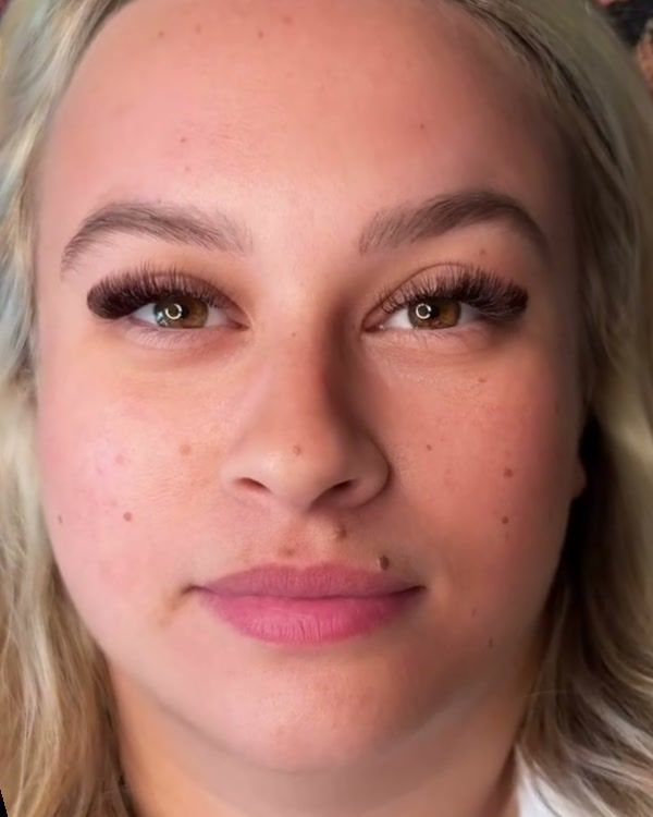 Dieselbe Kundin nach der Wimpernverlängerung mit vollem, dunklem Wimpernkranz