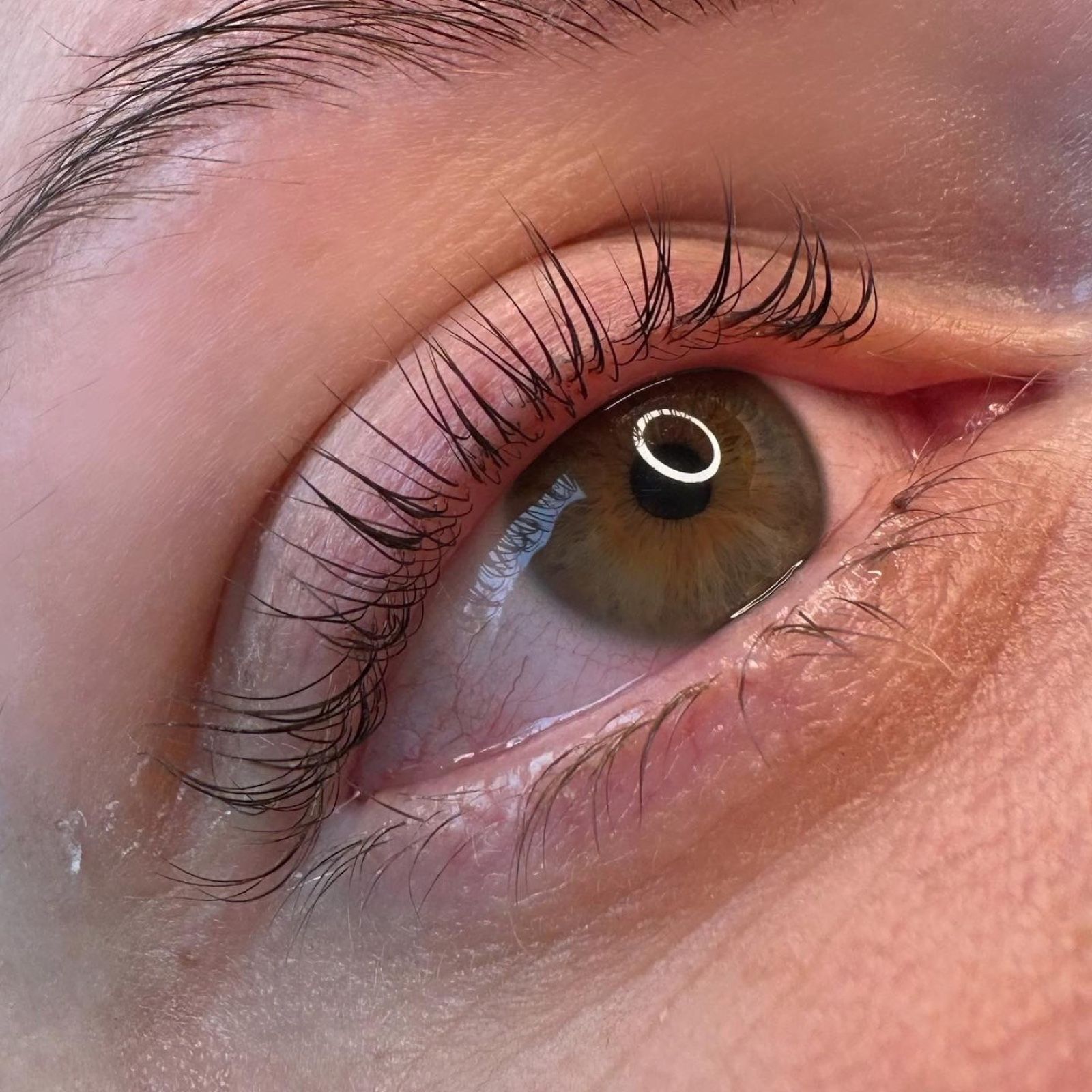 Geschwungene Naturwimpern nach einem Lash Lifting